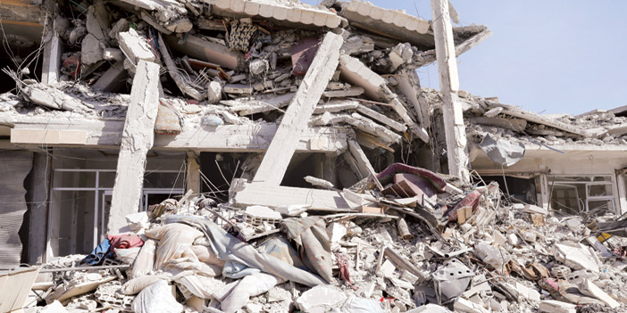  آثار الدمار في مدينة الرقة السورية مع اشتداد المعارك بين قسد وعناصر داعش