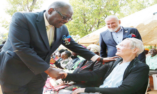  وزير الصحة في زيمبابوي يزور المخيم الطبي