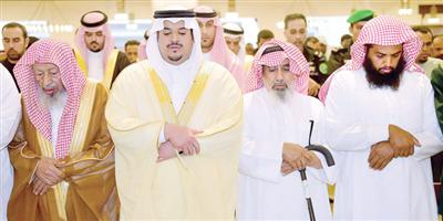 نائب أمير منطقة الرياض ينقل تعازي القيادة لأسرة الشهيد حمّاد المطيري 