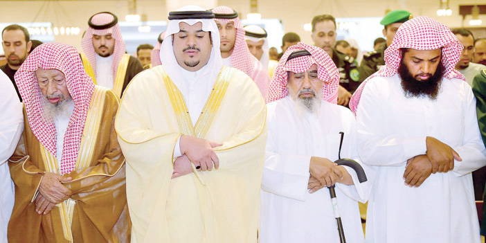  نائب أمير منطقة الرياض يؤدي الصلاة على الشهيد المطيري