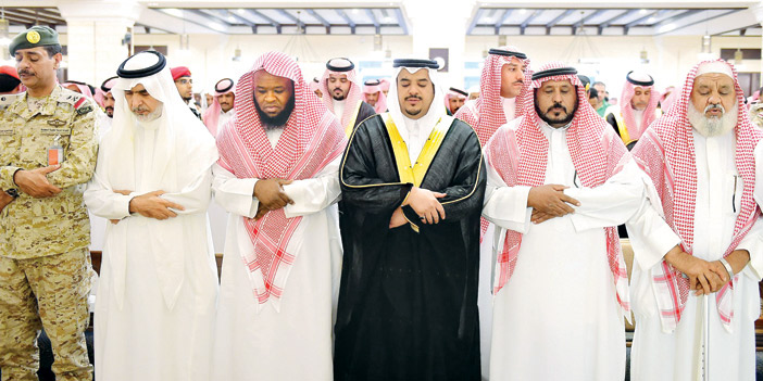  نائب أمير منطقة الرياض يؤدي الصلاة على الشهيد