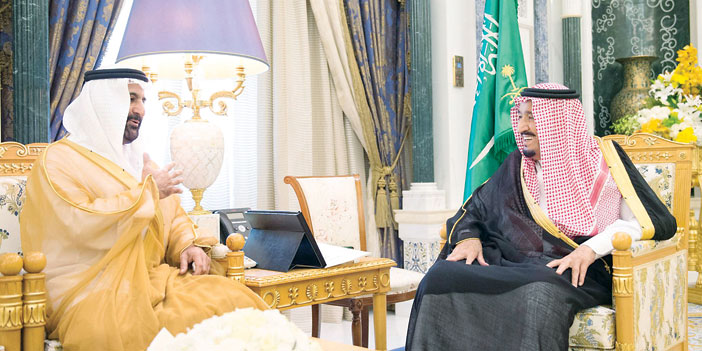  خادم الحرمين خلال استقباله السفير الإماراتي