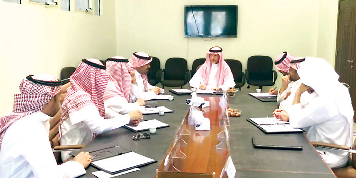  أمين الطائف خلال اجتماعه مع المسؤولين في بلدية ميسان