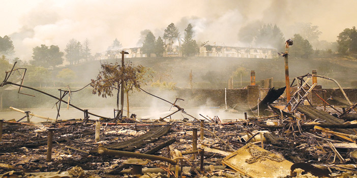  الحرائق تدمر فندق الهيلتون وعدداً من المنازل المجاورة في سانتا روزاء بكاليفورنيا