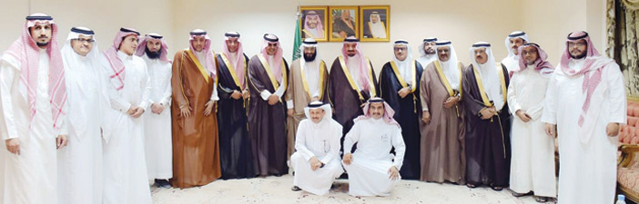  لقطة جماعية لأمير نجران مع المهندسين