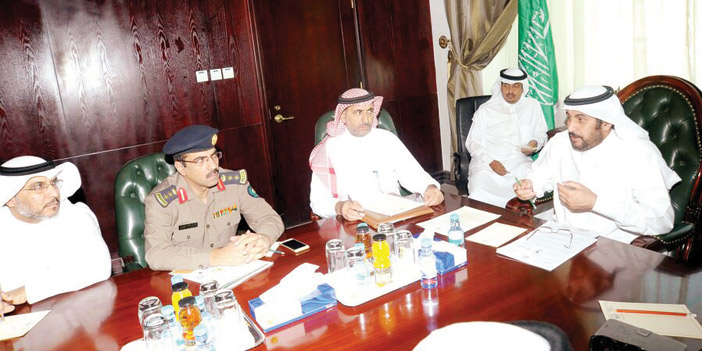  المحافظ يترأس الاجتماع