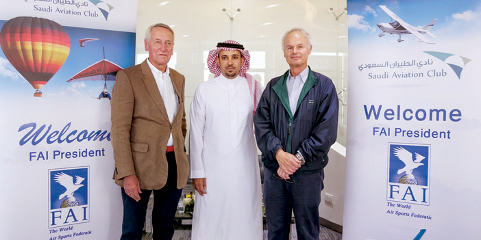  برنك خلال زيارته نادي الطيران