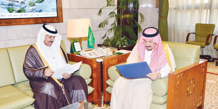  أمير منطقة الرياض مستقبلاً مدير عام مطار الملك خالد الدولي