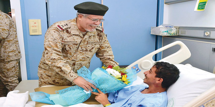  الفريق ابن سحيم يقدِّم باقة ورد لأحد المصابين