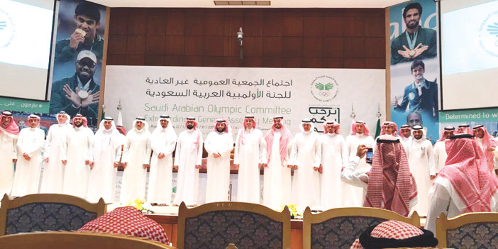  أعضاء الجمعية العمومية يتوسطهم رئيس اللجنة الأولمبية