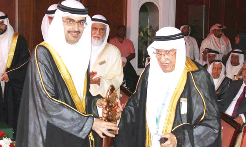  نائب رئيس وزراء البحرين يستقبل النعيم
