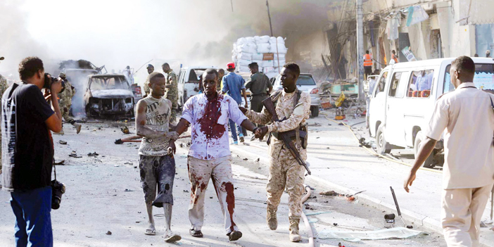  القوات الصومالية تسعف وتخرج الجرحى من بين أنقاض الانفجار