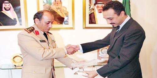  الأمير خالد بن بندر يستلم هدية تذكارية من الملحق العسكري