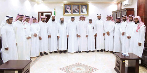  المحافظ يتوسط منسوبي التعليم