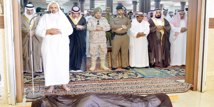  محافظ الرس يؤدي صلاة الميت على الشهيد -رحمه الله-