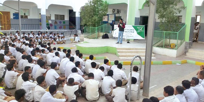 مركز الملك سلمان للإغاثة يقيم جلسات توعوية عن حمى الضنك في مدارس المكلا 