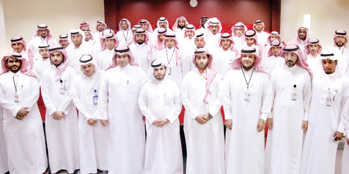  صورة جماعية للرئيس التنفيذي مع خريجي أكاديمية العثيم