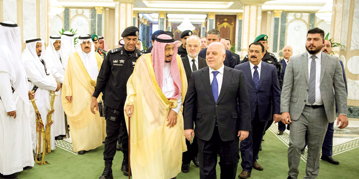  خادم الحرمين الشريفين خلال استقباله رئيس الوزراء العراقي