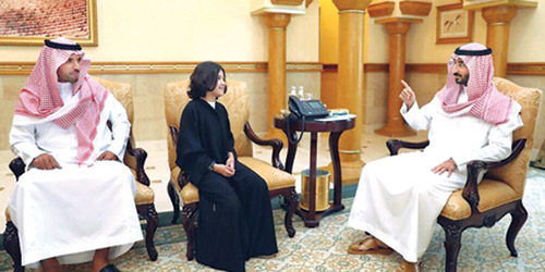  الأمير عبدالله بن بندر في حديث مع والد الطفلة المتفوقة