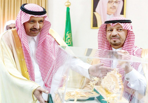  أمير الباحة يتلقى هدية من محافظ المخواة