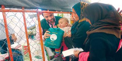 مركز الملك سلمان للإغاثة يوزِّع المستلزمات الشتوية لأطفال مخيمي الزعتري والأزرق 