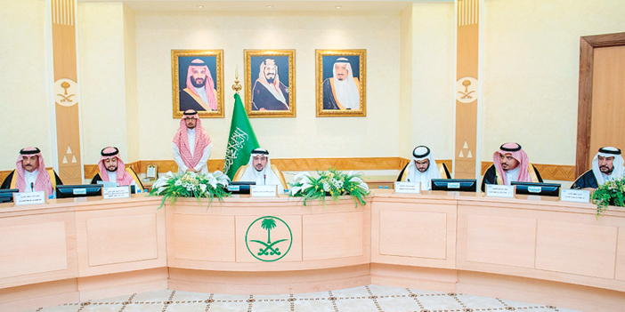  الأمير فيصل بن مشعل خلال ترؤسه مجلس المنطقة