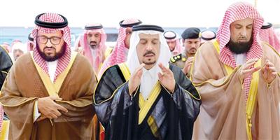 أمير منطقة الرياض يؤدي صلاة الميت على الشيخ صالح السدلان 