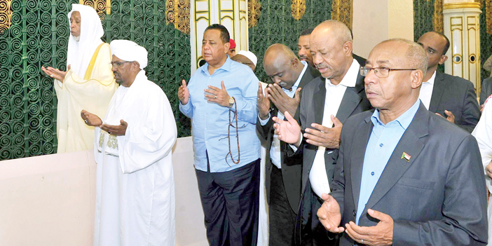  الرئيس السوداني خلال زيارته المسجد النبوي