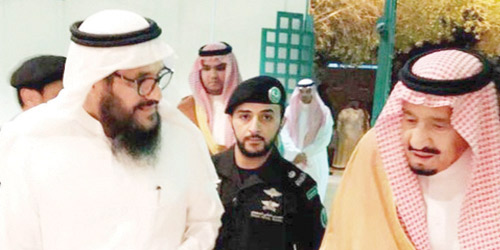  خادم الحرمين خلال زيارة العزاء في وفاة الشيخ السدلان