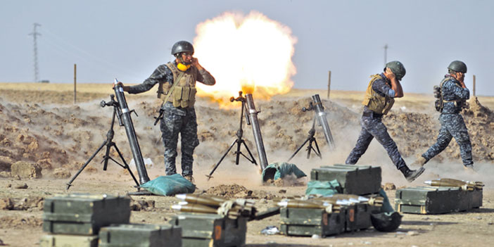  أفراد من القوات العراقية يقصفون مناطق لمسلحي البشمركة