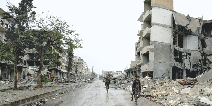  عناصر من سوريا الديمقراطية تنتشر في شوارع مدينة الرقة المدمرة