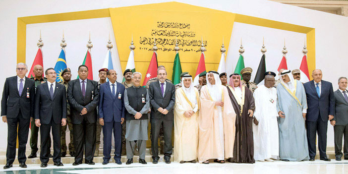  وزراء الخارجية ورؤساء هيئات الأركان في الدول أعضاء التحالف في لقطة جماعية