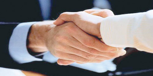 لماذا يجلس الضيف على يمين المضيف؟ 