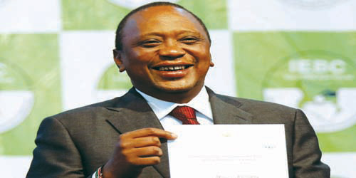  كينياتا يلوح بشهادة الفوز