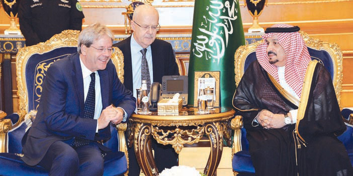  الأمير فيصل بن بندر مستقبلاً رئيس الوزراء الإيطالي لدى وصوله إلى الرياض