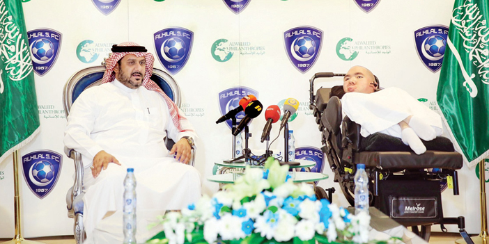  الأمير نواف بن سعد والدكتور عمار بوقس خلال مراسم توقيع الاتفاقية