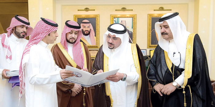  أمير القصيم خلال استقباله السناني والخضير ووفدا من هيئة الرياضة