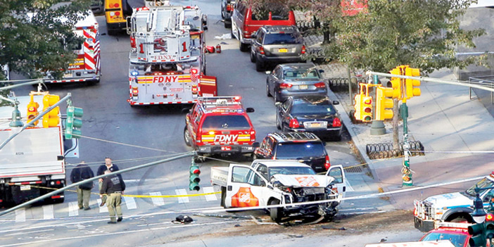  شرطة مانهاتن بنيويورك تطوق موقع الحادث وشاحنة الهجوم