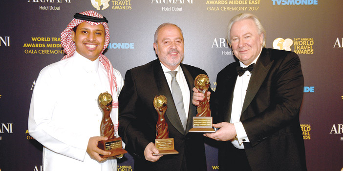  صورة جماعية خلال استلام الجوائز