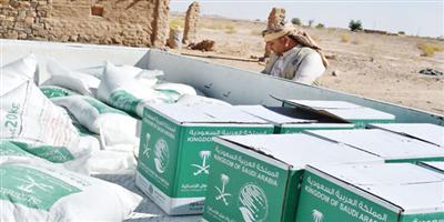 مركز الملك سلمان للإغاثة يوزع السلال الغذائية لنازحي محافظة صنعاء 