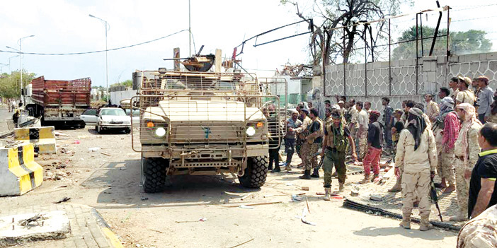  الجيش اليمني في عدن يحاصر المبنى بعد احتلاله من العناصر الإرهابية