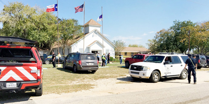  الشرطة الأمريكية تطوق موقع الكنيسة حيث جرى إطلاق النار