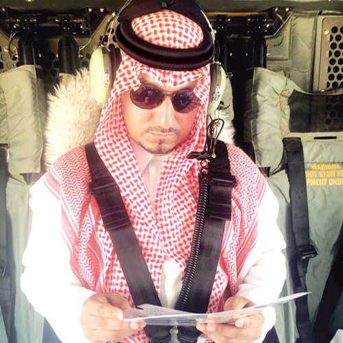   الفقيد الأمير منصور بن مقرن في آخر صورة له قبل تحطم الطائرة