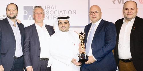  محمد العثيم يتسلّم الجائزة الذهبية