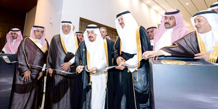 أمير منطقة الرياض خلال افتتاحه الملتقى