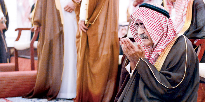 الأميران أحمد ومقرن يؤديان صلاة الميت على الأمير منصور بن مقرن ومرافقيه 