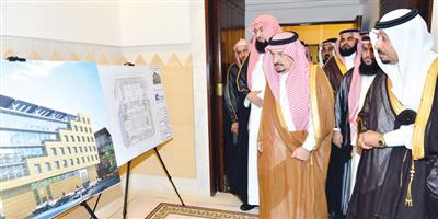 الأمير فيصل بن بندر يعتمد عقد إنشاء مشروع مقر أمانة جمعية البر في الرياض 