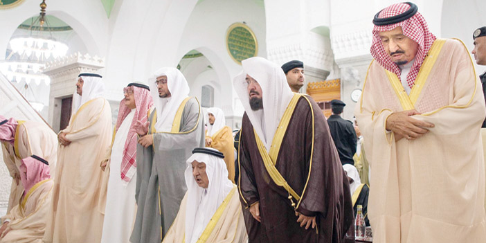  خادم الحرمين خلال زيارته مسجد قباء