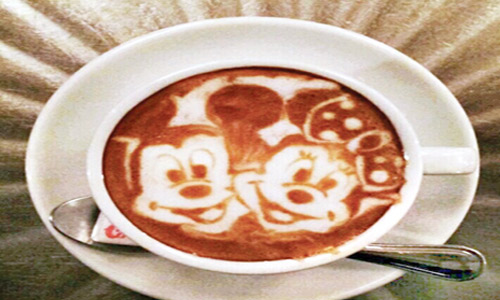 نادلة تايوانية تبدع صورًا ثلاثية الأبعاد على أقداح قهوة الزبائن 