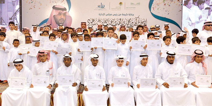  صورة جماعية للطلاب المتفوقين مع راعي الحفل